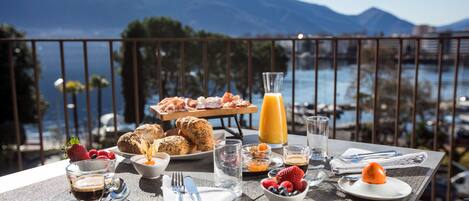 Daily buffet breakfast (CHF 28 per person)
