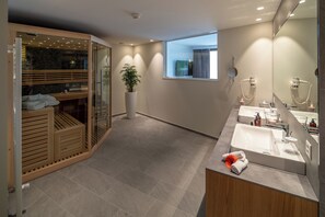 淋浴设施、大花洒淋浴喷头、免费洗浴用品、吹风机