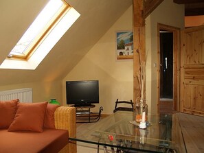 Appartamento (Swantow) | Area soggiorno | TV a schermo piatto 32 pollici con canali via cavo, TV, lettore DVD