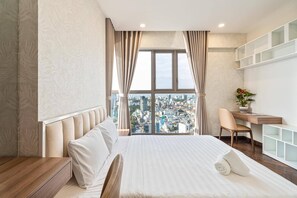 Luxury Apartment, 3 Bedrooms | Memory-foam beds, in-room safe, desk, blackout curtains - Thai Anh House - Masteri Millenium (Ho Chi Minh City)