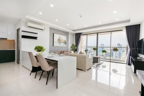 Luxury Apartment, 3 Bedrooms | In-room dining - Thai Anh House - Masteri Millenium (Ho Chi Minh City)