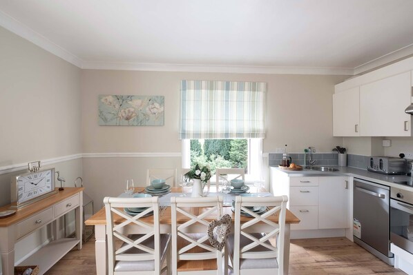 Apartment, 2 Bedrooms | Private kitchen | Fridge, oven, stovetop, dishwasher