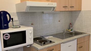 Departamento, vista al mar (2) | Cocina privada | Refrigerador, parrilla de estufa, periquera y utensilios de cocina
