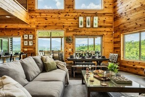 Smart-TV, Kamin, Videospiele, Tischfußball