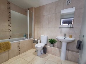Secador de cabelo, toalhas de banho, sabonete, shampoo