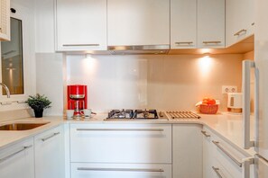 冰箱、微波炉、烤箱、洗碗机