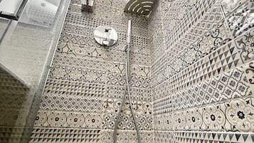 Superior Double Room | Bathroom | Shower, free toiletries, hair dryer, bidet