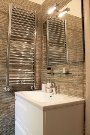 Deluxe Room | Bathroom | Shower, free toiletries, hair dryer, bidet - Dimore del Sud (Trani)