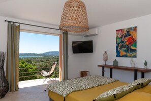 7 bedrooms, iron/ironing board, WiFi, bed sheets