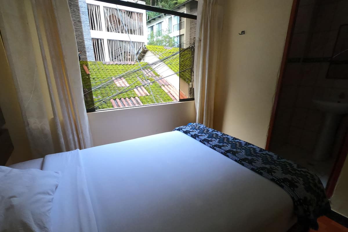 Habitación básica doble, 1 cama matrimonial | Wifi gratis y ropa de cama
