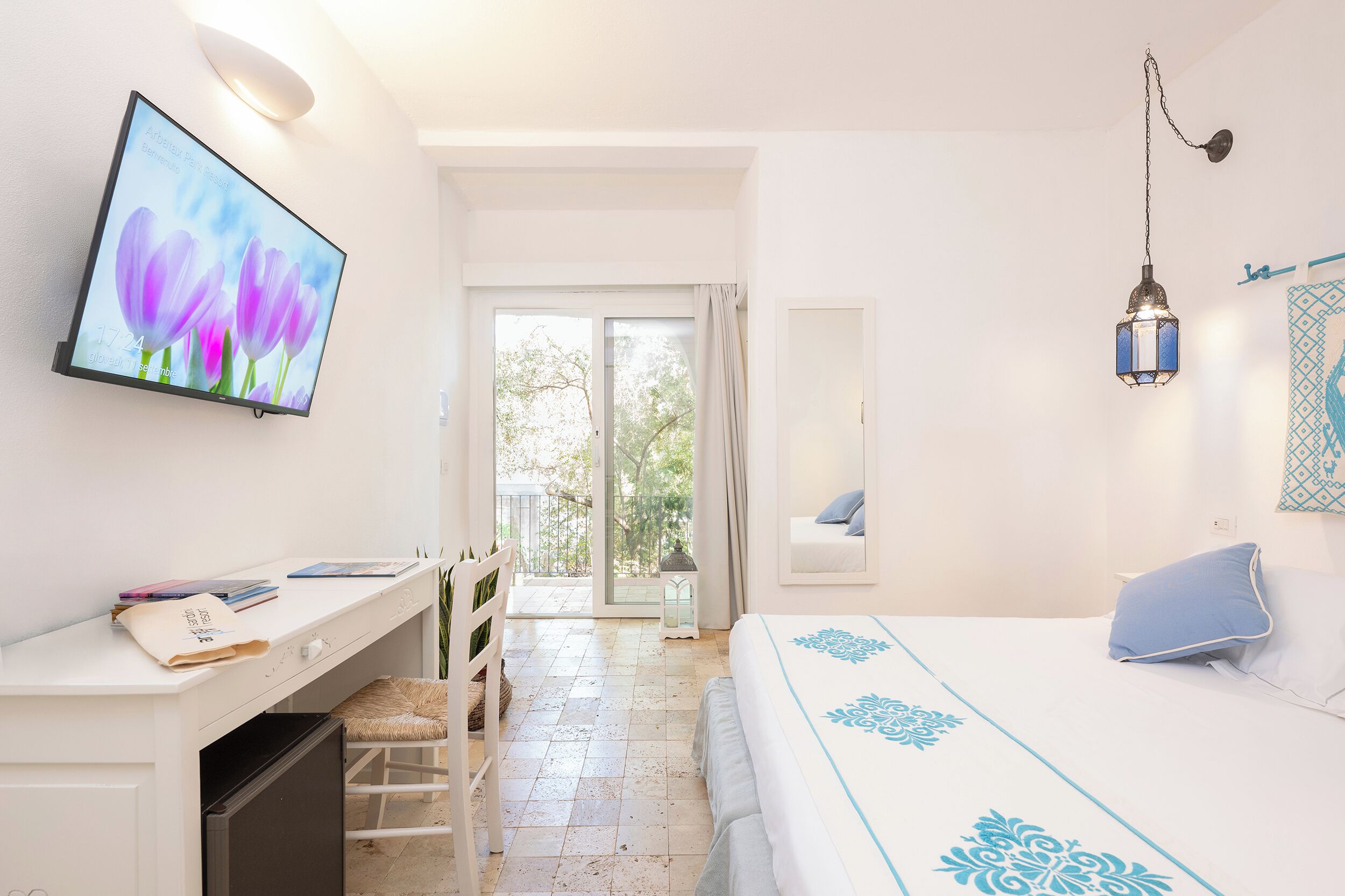 Minibar, coffres-forts dans les chambres, bureau, Wi-Fi