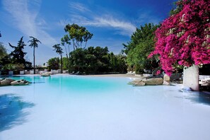 4 piscines extérieures, parasols de plage, chaises longues