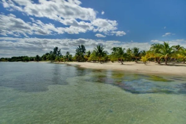 Privat strand, solsenger, strandhåndklær og snorkling
