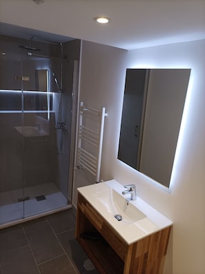 Ensemble baignoire-douche, séchoir à cheveux, bidet, serviettes fournies