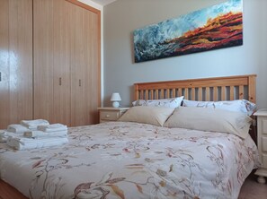 3 habitaciones, tabla de planchar con plancha, wifi y ropa de cama