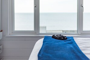 1 bedroom, WiFi, bed sheets - Pebbles by Bloom Stays - sleeps 2 with the most amazing sea views! (Folkestone)