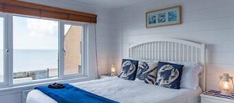 Pebbles by Bloom Stays - sleeps 2 with the most amazing sea views!