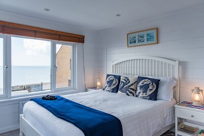 Pebbles by Bloom Stays - sleeps 2 with the most amazing sea views!