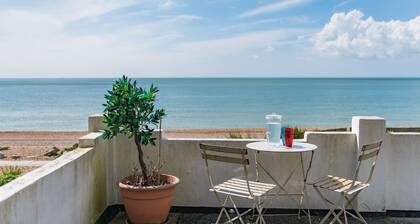 Pebbles by Bloom Stays - sleeps 2 with the most amazing sea views!