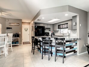 Fridge, microwave, oven, stovetop - LAKEFRONT PROPERTY, LARGE HEATED POOL, newly renovated. Welcome to "Our Nest" (Port Richey)