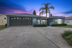 Exterior - LAKEFRONT PROPERTY, LARGE HEATED POOL, newly renovated. Welcome to "Our Nest" (Port Richey)