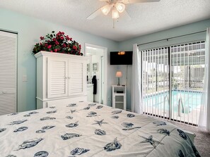 4 bedrooms, iron/ironing board, free WiFi, bed sheets - LAKEFRONT PROPERTY, LARGE HEATED POOL, newly renovated. Welcome to "Our Nest" (Port Richey)