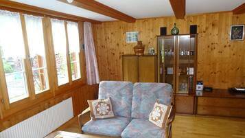 Télévision, lecteur de DVD, livres, chaßne hi-fi