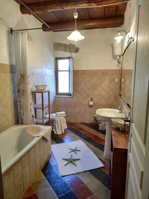 Superior-Apartment (5 Adults) | Badezimmer | Dusche, Bidet, Handtücher, Seife