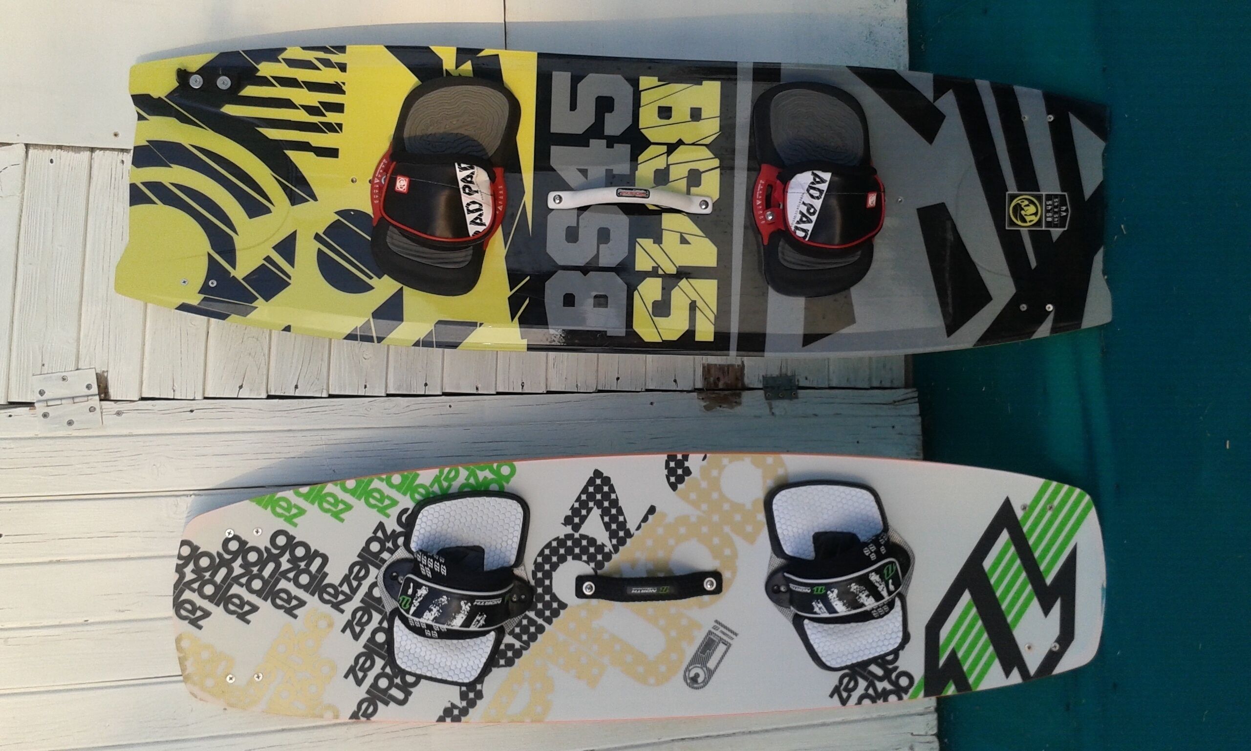 Zwei Skateboards mit unterschiedlichen Designs und Grafiken.