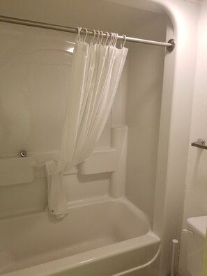 Ensemble baignoire-douche, séchoir à cheveux, serviettes fournies, savon