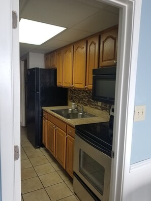 Frigorifero, microonde, forno, piano cottura