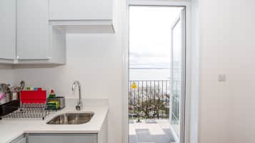 Ático exclusivo, 3 habitaciones, no fumadores, vistas al mar | Cocina privada | Frigorífico grande, microondas, horno y placa de cocina
