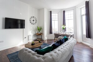 Appartement exclusif, 1 lit double et 1 canapé-lit, vue sur la mer | Aire de séjour | Téléviseur à DEL de 42 po avec télévision numérique, téléviseur