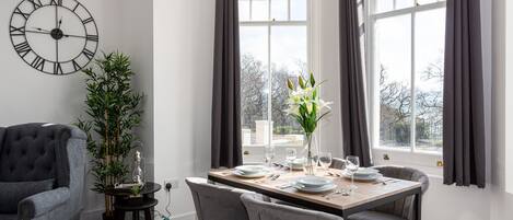 Apartamento Deluxe, 1 cama doble con sofá cama | Servicio de comidas en la habitación