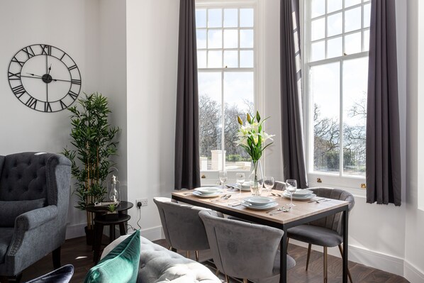 Deluxe Apartment, 1 Katil Kelamin (Double) dengan Katil Sofa | Makan dalam bilik