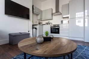 Deluxe Apartment | Makan dalam bilik