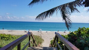 Beach nearby, sun loungers, beach towels - POSHPADZ Hibiscus Villa Hot Tub, 3 Bed, Priv Pool, Nr Beach, BBQ, Putting Green (Jupiter)