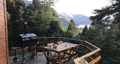 Chalet am Berghang im Arelauquen Country Club, Bariloche, Patagonien.