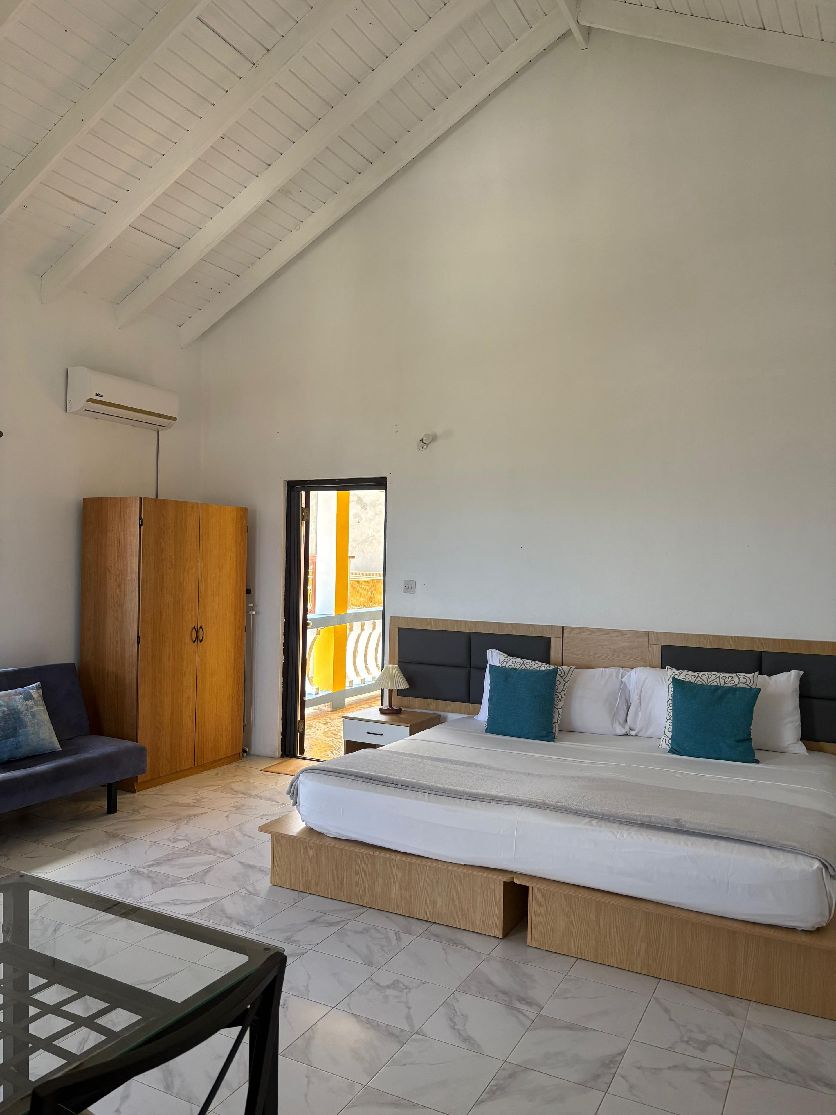 Bedroom and entrance 