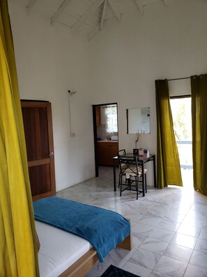 Tabla de planchar con plancha, wifi gratis y ropa de cama 