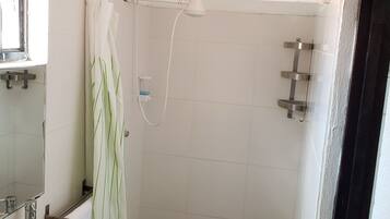 Regadera, toallas, jabón, papel de baño