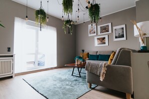 ملاءات للفراش لا تسبب الحساسية وخزنة داخل الغرفة وتجهيزات عازلة للصوت