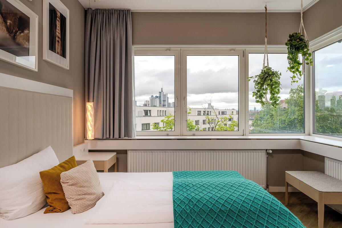 Superior | Frette Italian sheets, premium bedding, in-room safe, desk