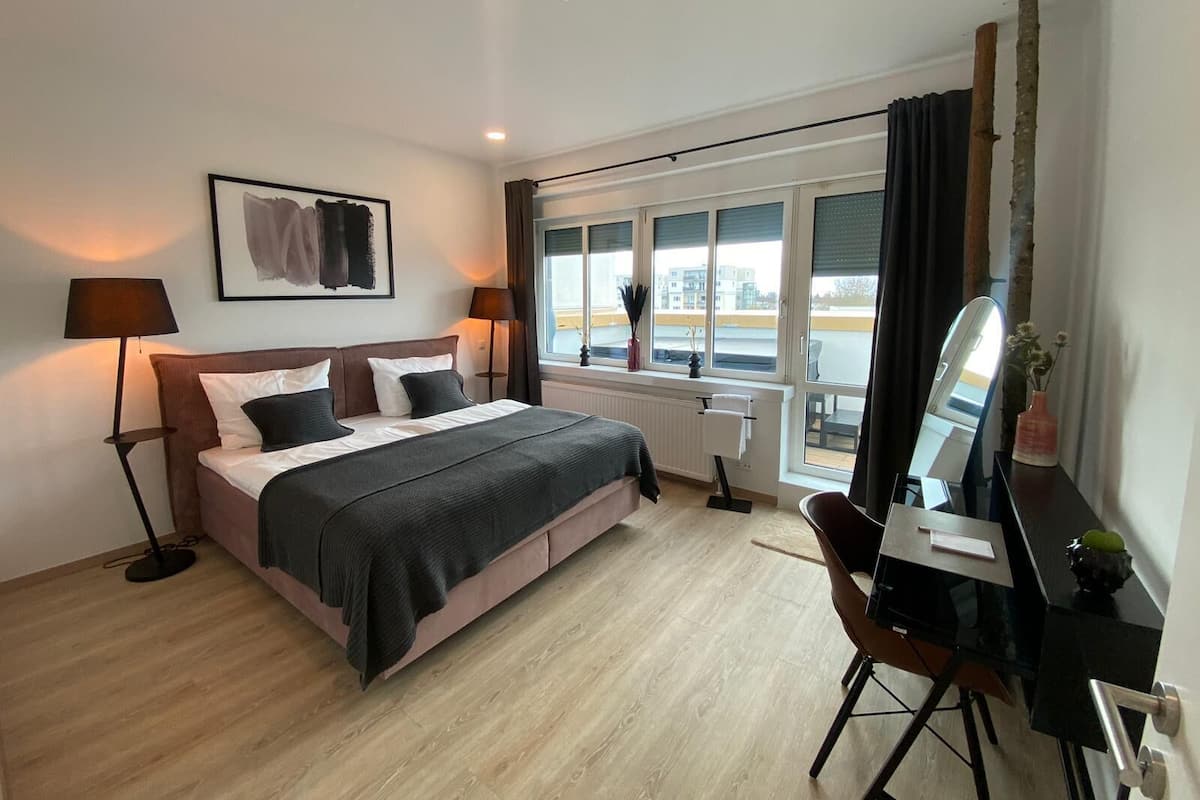 Executive Woodpecker Suite | Frette Italian sheets, premium bedding, in-room safe, desk