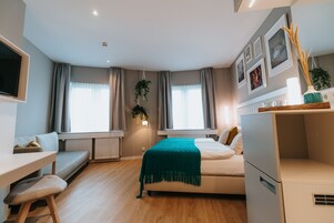 Ropa de cama hipoalergénica y caja de seguridad en la habitación 