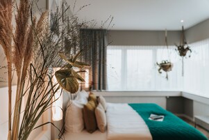 Ropa de cama hipoalergénica y caja de seguridad en la habitación 