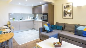 Apartment | Living room - Tudors eSuites Birmingham Apartments with Parking (Birmingham)