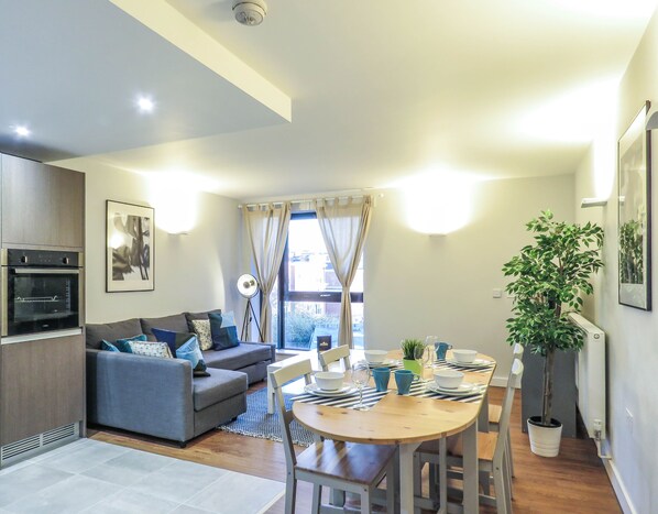 Apartment | Living area | Flat-screen TV - Tudors eSuites Birmingham Apartments with Parking (Birmingham)