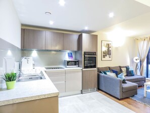 Apartment | Private kitchen | Full-sized fridge, microwave, oven, stovetop - Tudors eSuites Birmingham Apartments with Parking (Birmingham)