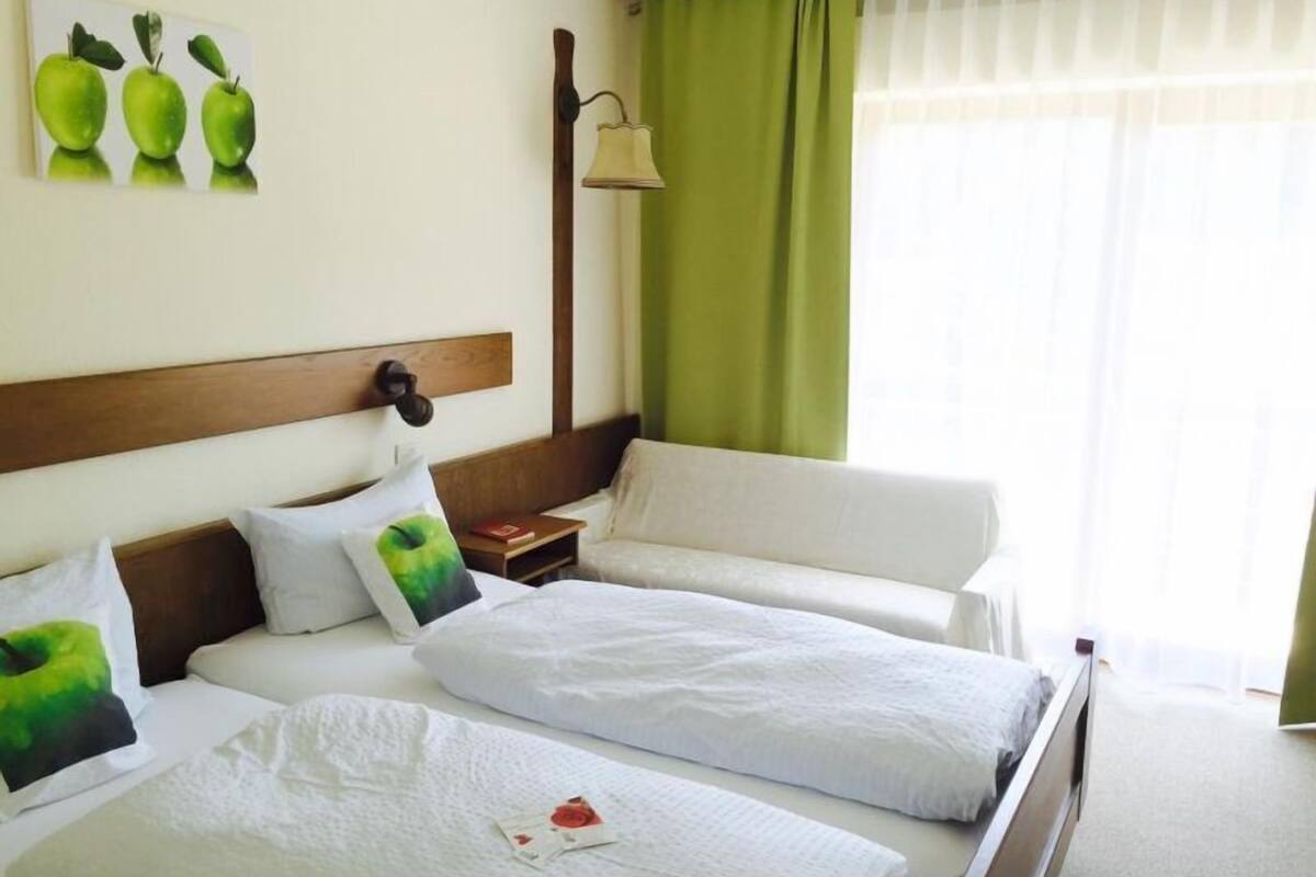 Habitación doble (Apfelzimmer) | Ropa de cama hipoalergénica, escritorio, cortinas blackout y cunas